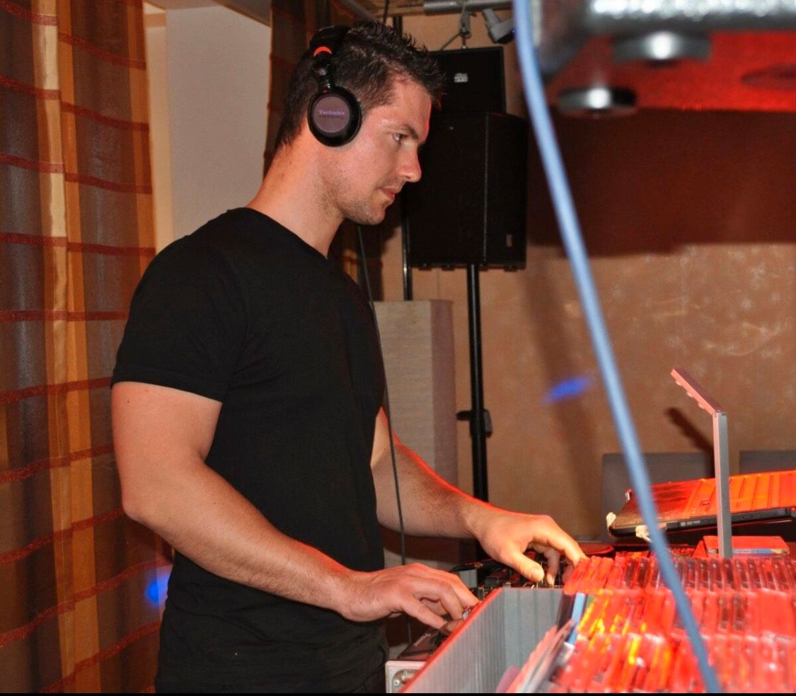 DJ